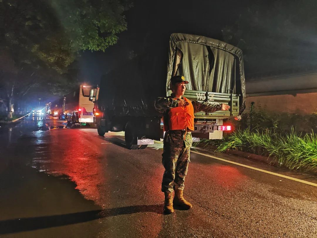 2023-07-31_武警北京总队官兵第一时间投入抗洪救援战斗_7.jpg