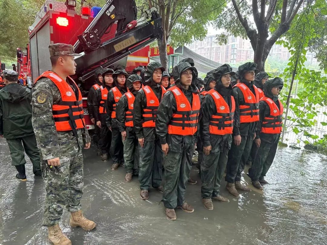 2023-07-31_武警北京总队官兵第一时间投入抗洪救援战斗_9.jpg
