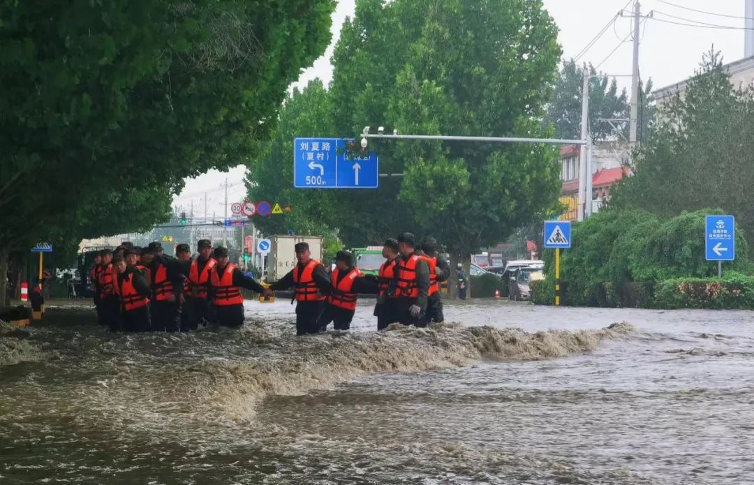 2023-07-31_武警北京总队官兵第一时间投入抗洪救援战斗_11.jpg