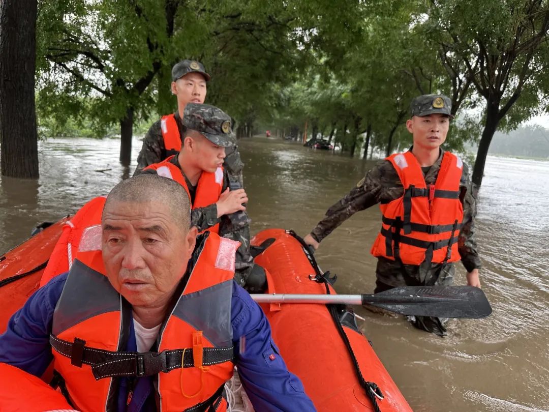 2023-07-31_武警北京总队官兵第一时间投入抗洪救援战斗_12.jpg