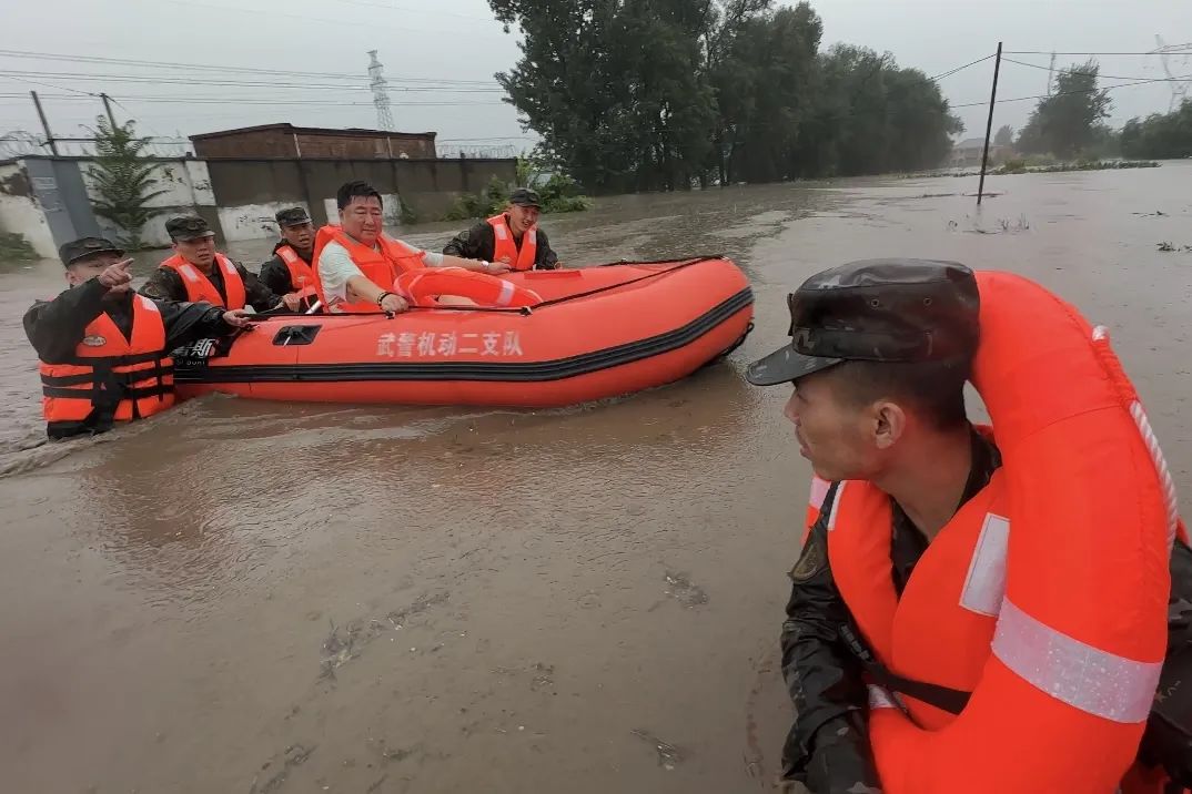 2023-07-31_武警北京总队官兵第一时间投入抗洪救援战斗_15.jpg